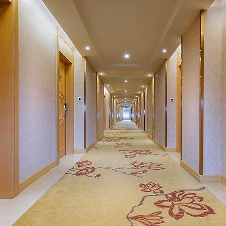 Vienna International Hotel Shenzhen Qianhai Екстер'єр фото